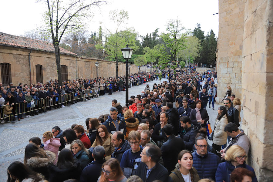 Pese a la amenaza de precipitaciones, la procesión del Cristo de la Agonía sí decidió salír, aunque acortó su recorrido