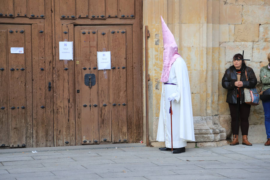 Pese a la amenaza de precipitaciones, la procesión del Cristo de la Agonía sí decidió salír, aunque acortó su recorrido