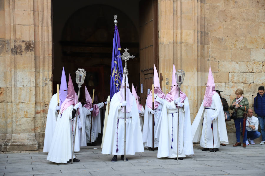 Pese a la amenaza de precipitaciones, la procesión del Cristo de la Agonía sí decidió salír, aunque acortó su recorrido
