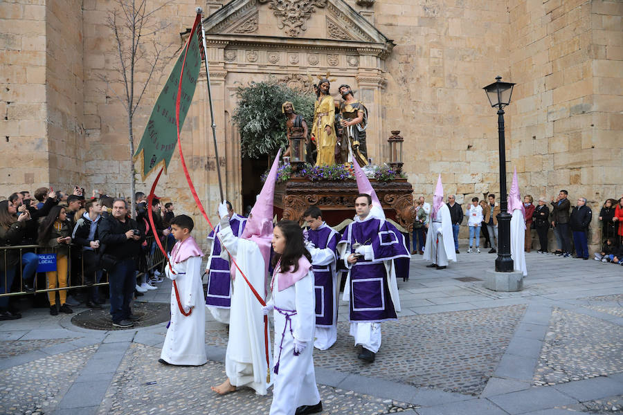 Pese a la amenaza de precipitaciones, la procesión del Cristo de la Agonía sí decidió salír, aunque acortó su recorrido