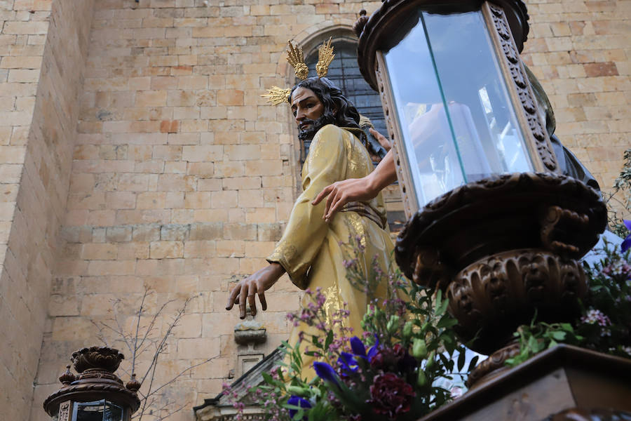 Pese a la amenaza de precipitaciones, la procesión del Cristo de la Agonía sí decidió salír, aunque acortó su recorrido