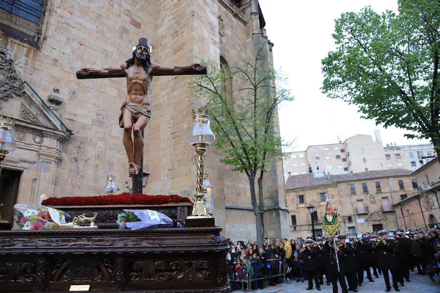 Pese a la amenaza de precipitaciones, la procesión del Cristo de la Agonía sí decidió salír, aunque acortó su recorrido
