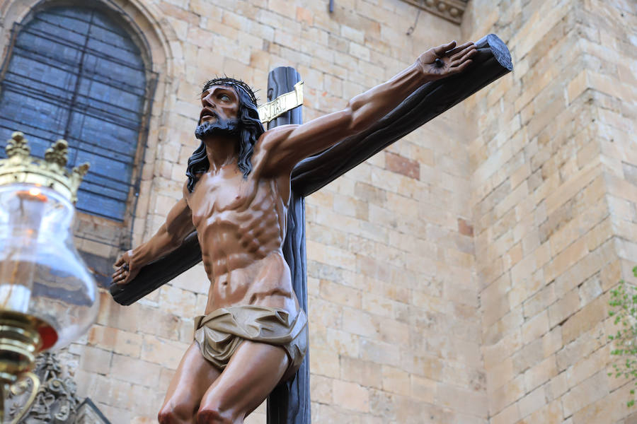 Pese a la amenaza de precipitaciones, la procesión del Cristo de la Agonía sí decidió salír, aunque acortó su recorrido