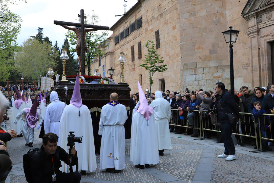 Pese a la amenaza de precipitaciones, la procesión del Cristo de la Agonía sí decidió salír, aunque acortó su recorrido