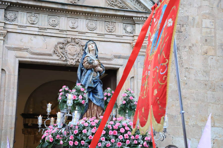 Pese a la amenaza de precipitaciones, la procesión del Cristo de la Agonía sí decidió salír, aunque acortó su recorrido