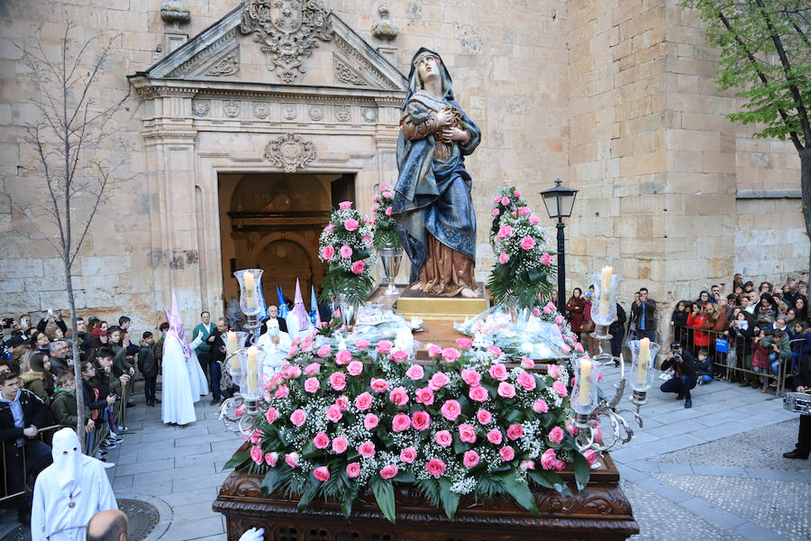 Pese a la amenaza de precipitaciones, la procesión del Cristo de la Agonía sí decidió salír, aunque acortó su recorrido