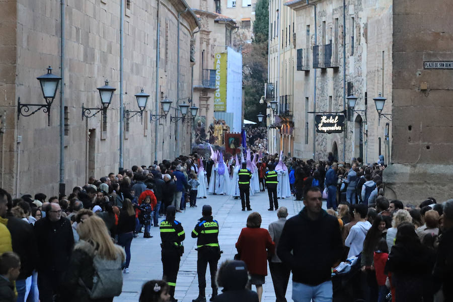 Pese a la amenaza de precipitaciones, la procesión del Cristo de la Agonía sí decidió salír, aunque acortó su recorrido