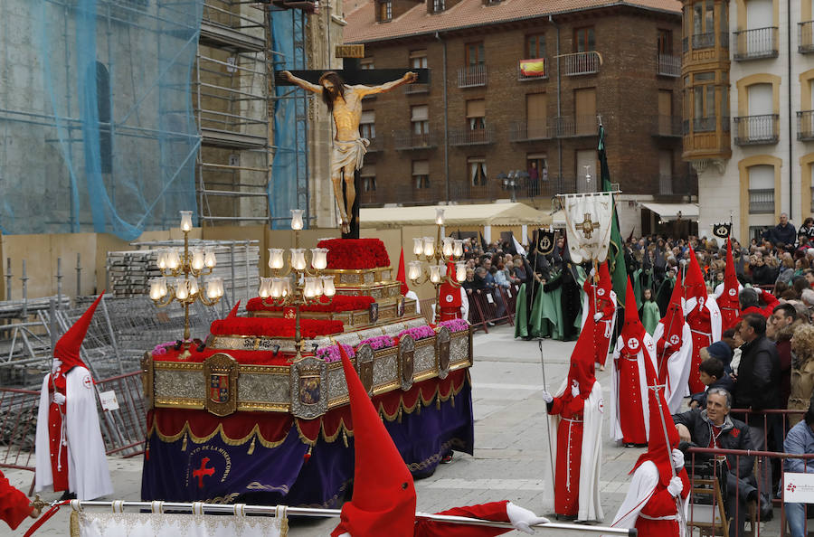 Fotos: El Santo Sepulcro se luce con una procesión del Santo Entierro completa