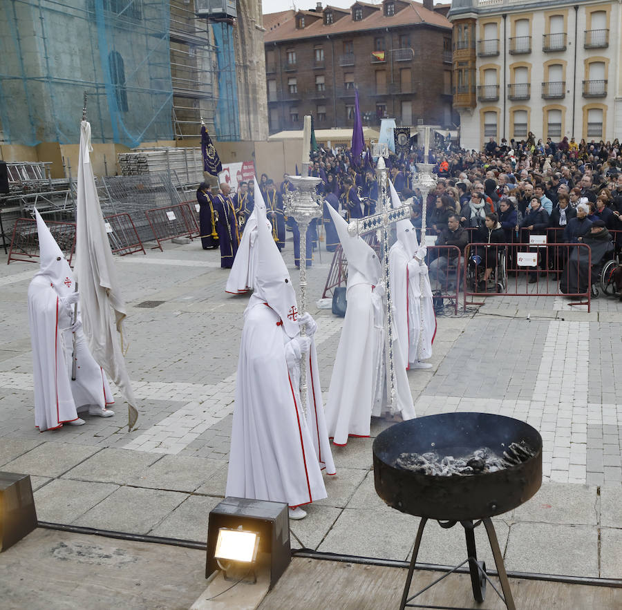 Fotos: El Santo Sepulcro se luce con una procesión del Santo Entierro completa