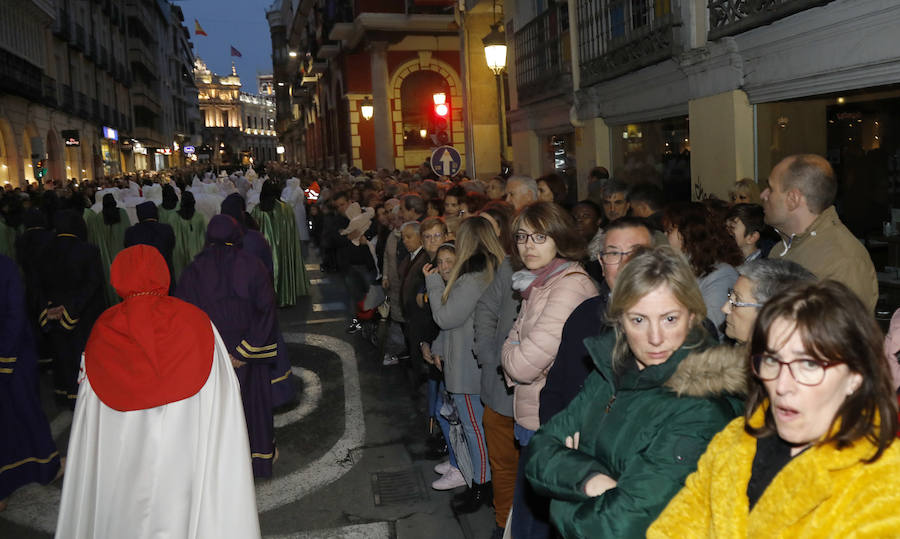 Fotos: El Santo Sepulcro se luce con una procesión del Santo Entierro completa