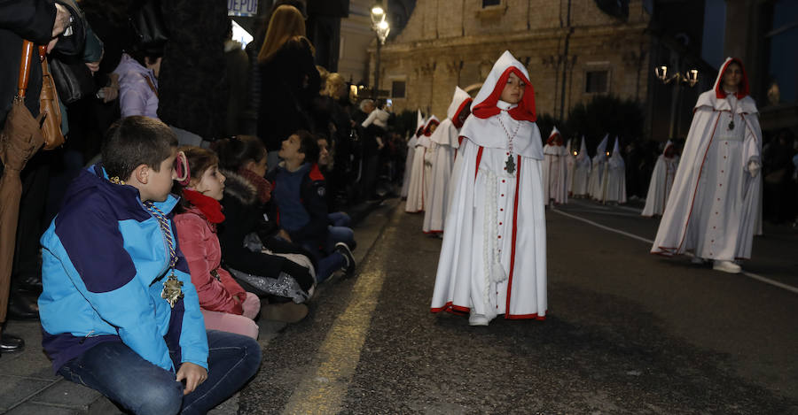 Fotos: El Santo Sepulcro se luce con una procesión del Santo Entierro completa