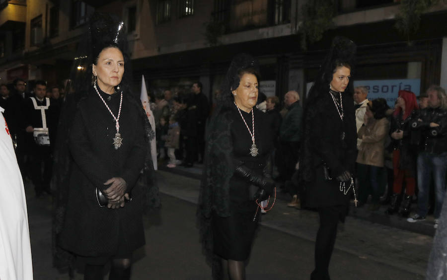 Fotos: El Santo Sepulcro se luce con una procesión del Santo Entierro completa