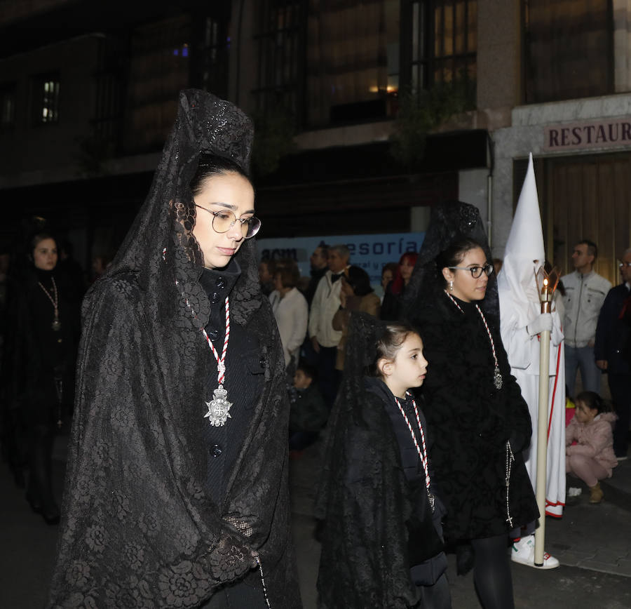 Fotos: El Santo Sepulcro se luce con una procesión del Santo Entierro completa