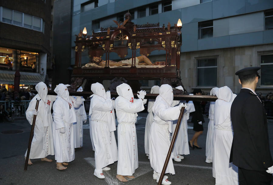 Fotos: El Santo Sepulcro se luce con una procesión del Santo Entierro completa