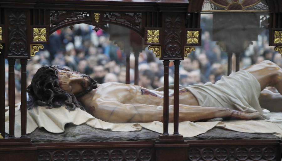 Fotos: El Santo Sepulcro se luce con una procesión del Santo Entierro completa