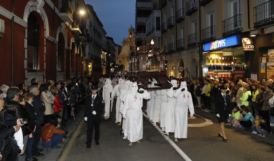 Fotos: El Santo Sepulcro se luce con una procesión del Santo Entierro completa