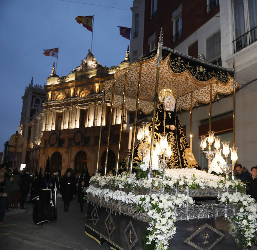 Fotos: El Santo Sepulcro se luce con una procesión del Santo Entierro completa