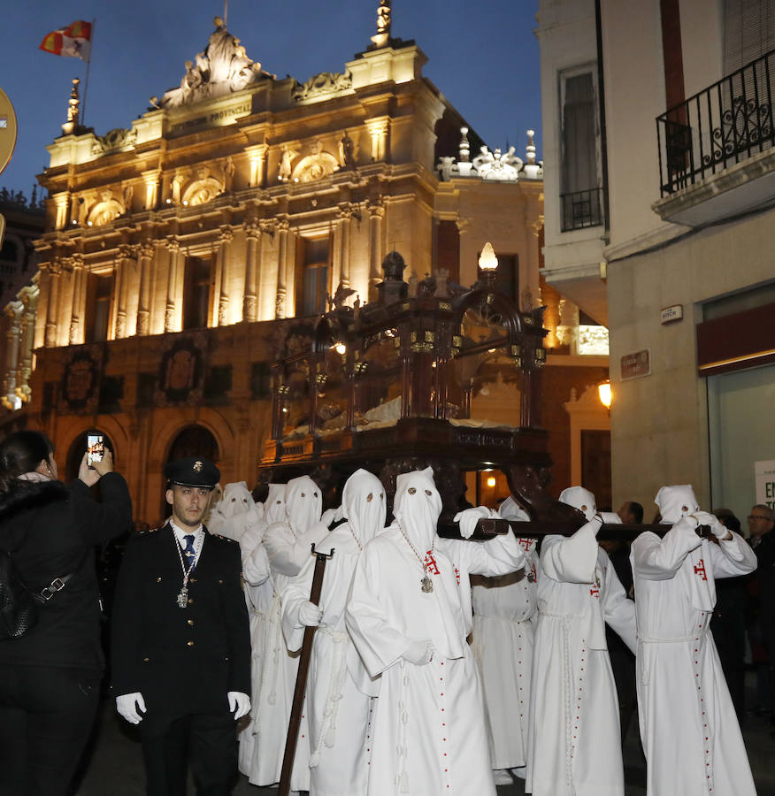 Fotos: El Santo Sepulcro se luce con una procesión del Santo Entierro completa