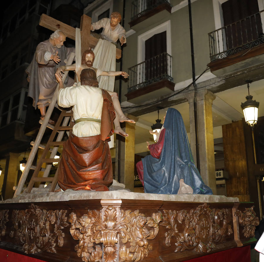 Fotos: El Santo Sepulcro se luce con una procesión del Santo Entierro completa