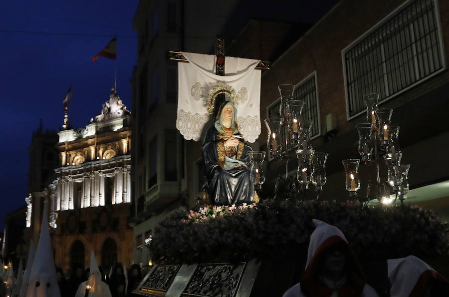 Fotos: El Santo Sepulcro se luce con una procesión del Santo Entierro completa