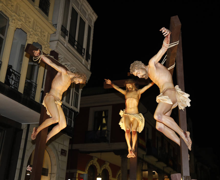 Fotos: El Santo Sepulcro se luce con una procesión del Santo Entierro completa