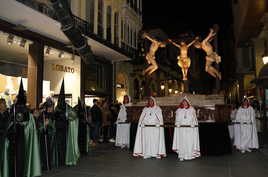 Fotos: El Santo Sepulcro se luce con una procesión del Santo Entierro completa