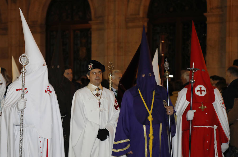 Fotos: El Santo Sepulcro se luce con una procesión del Santo Entierro completa