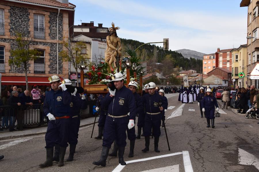 Fotos: El Santo Entierro concita el interés popular en Guardo