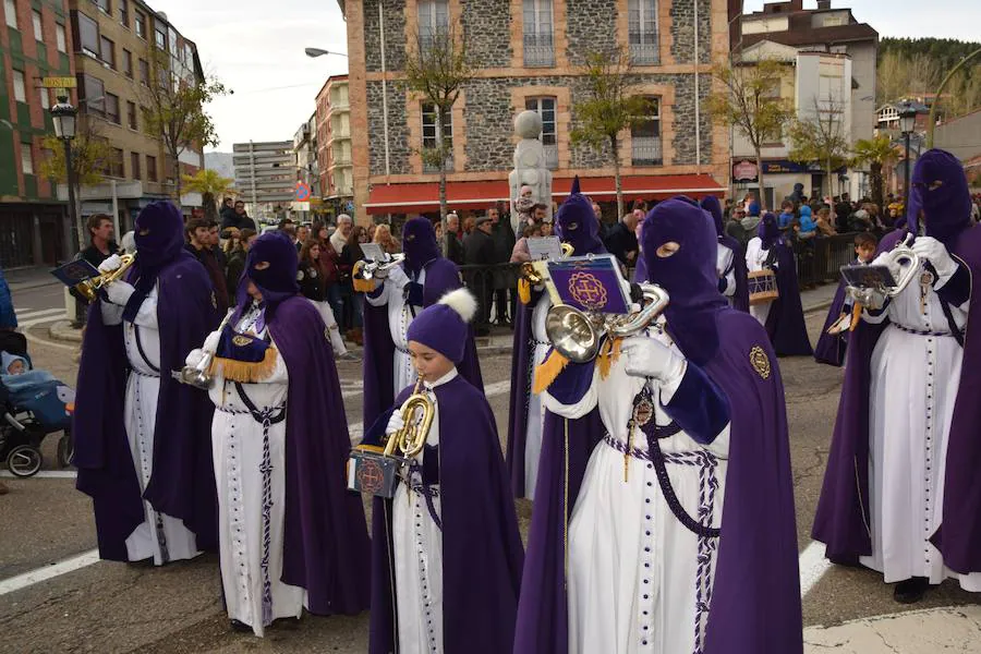 Fotos: El Santo Entierro concita el interés popular en Guardo