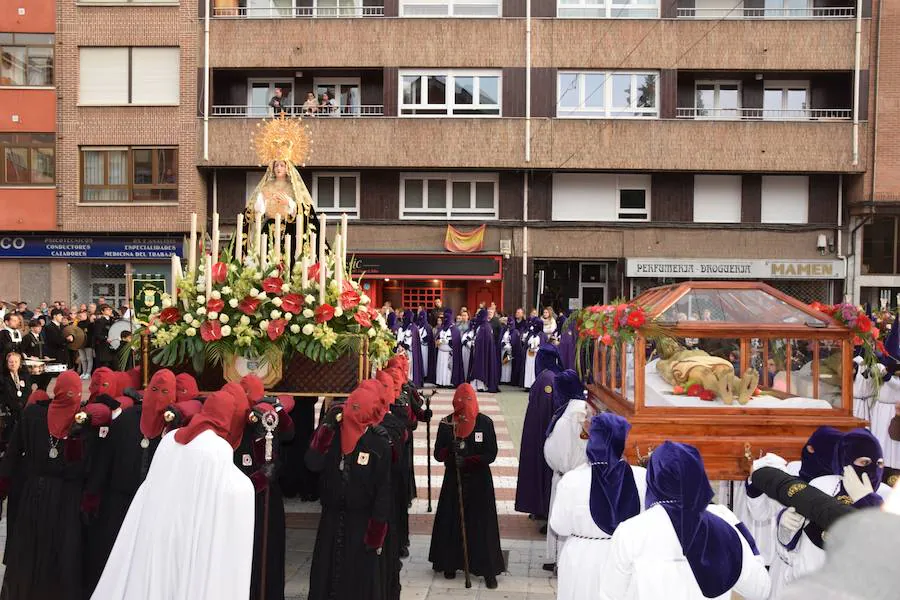 Fotos: El Santo Entierro concita el interés popular en Guardo