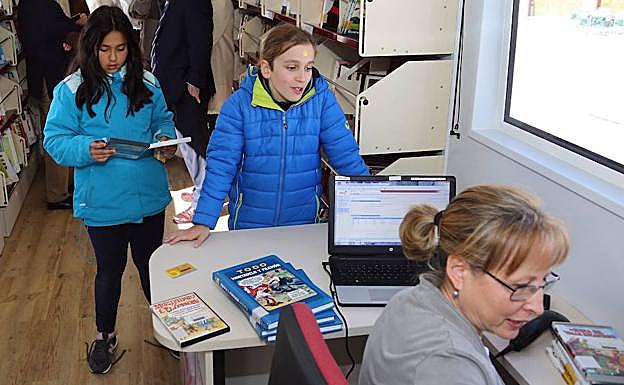 Escolares en uno de los bibliobuses de la Diputación de Segovia. 