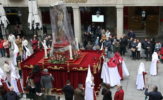 El Santísimo Cristo en su Última Palabra, de San Millán, procesiona este Viernes Santo cubieto por plásticos. 