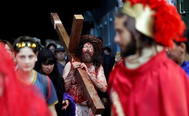 Un devoto representa el vía crucis de Jesús durante la procesión por el Viernes Santo en Jerusalén. 