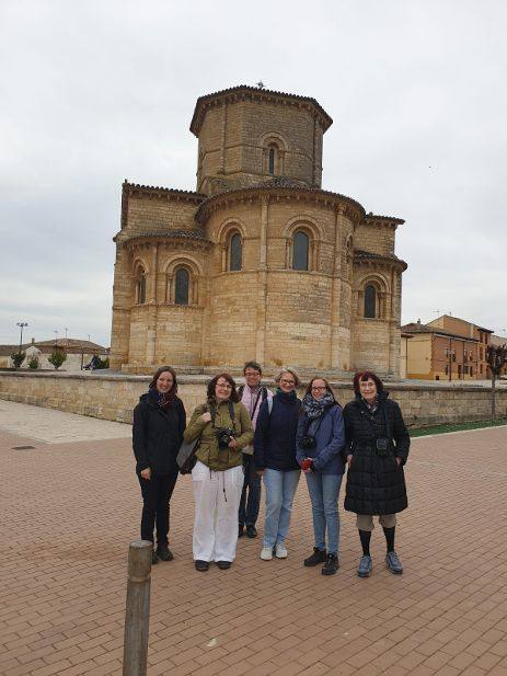 El grupo, junto a la iglesia de San Martín de Frómista. 