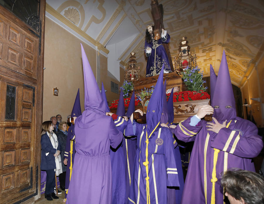 Los nazarenos, en la capilla, en el acto que sustituyó a la procesión del Silencio y Penitencia, en la madrugada del Viernes Santo. 