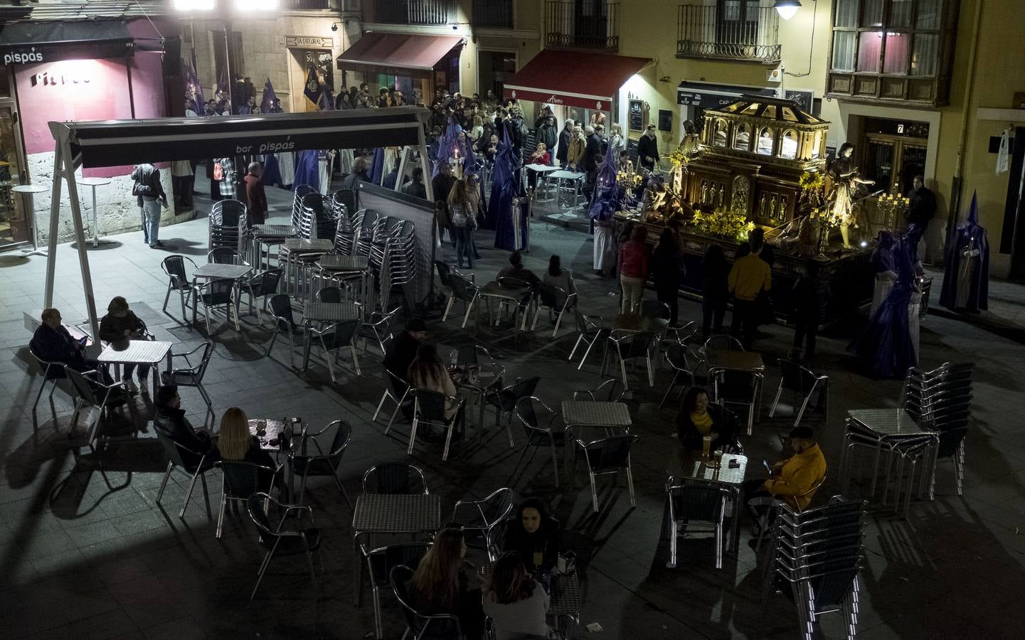 Jesús de la Esperanza y La Sagrada Cena encabezan la comitiva de 33 pasos alumbrados por las veinte hermandades de la capital 