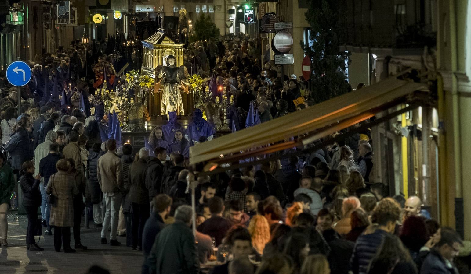 Jesús de la Esperanza y La Sagrada Cena encabezan la comitiva de 33 pasos alumbrados por las veinte hermandades de la capital 