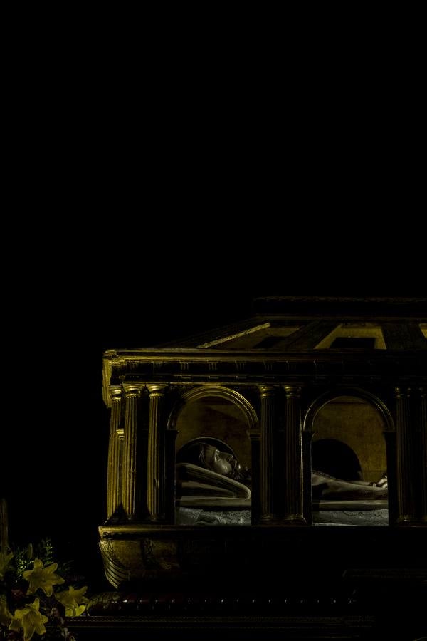 Jesús de la Esperanza y La Sagrada Cena encabezan la comitiva de 33 pasos alumbrados por las veinte hermandades de la capital 