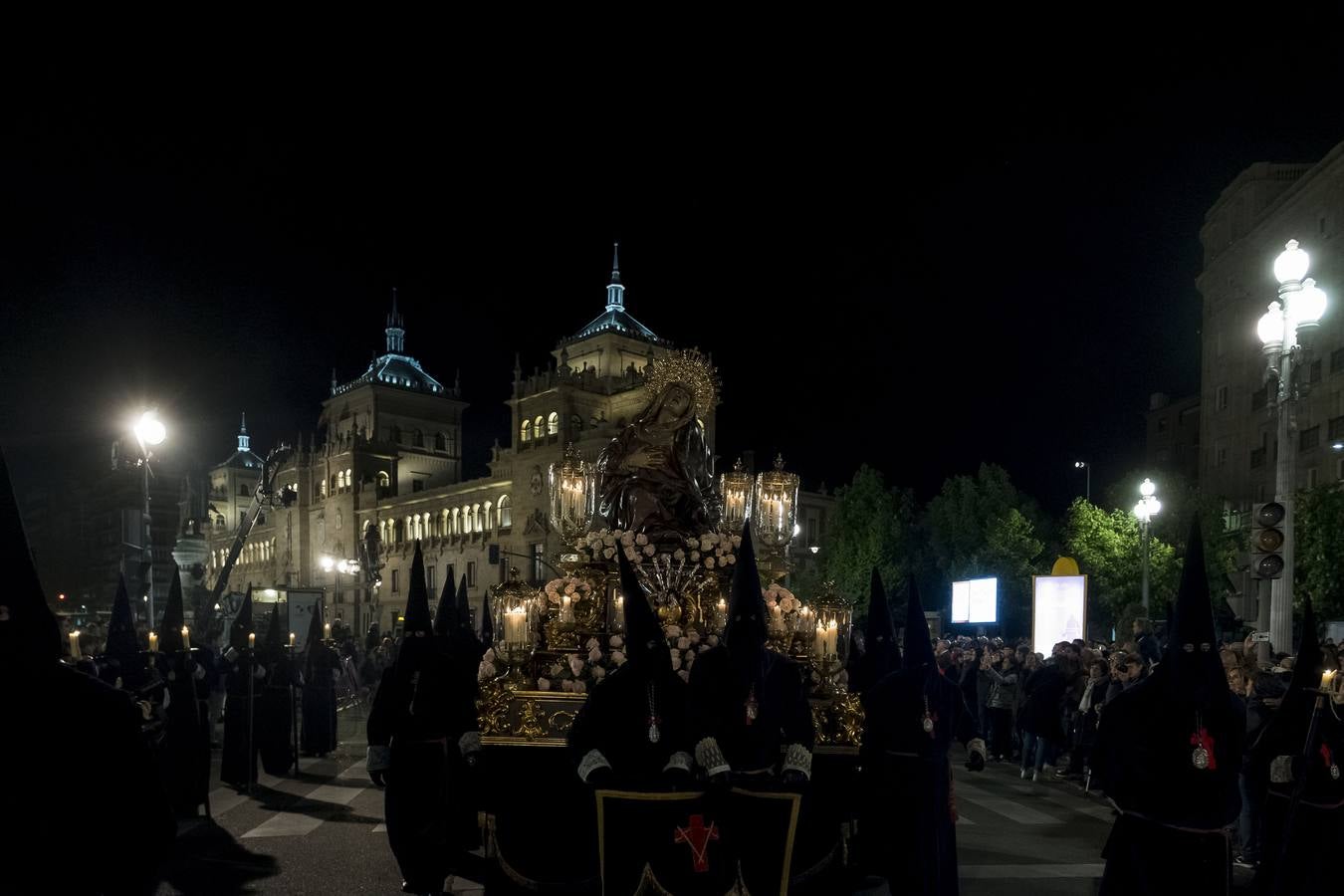 Jesús de la Esperanza y La Sagrada Cena encabezan la comitiva de 33 pasos alumbrados por las veinte hermandades de la capital 