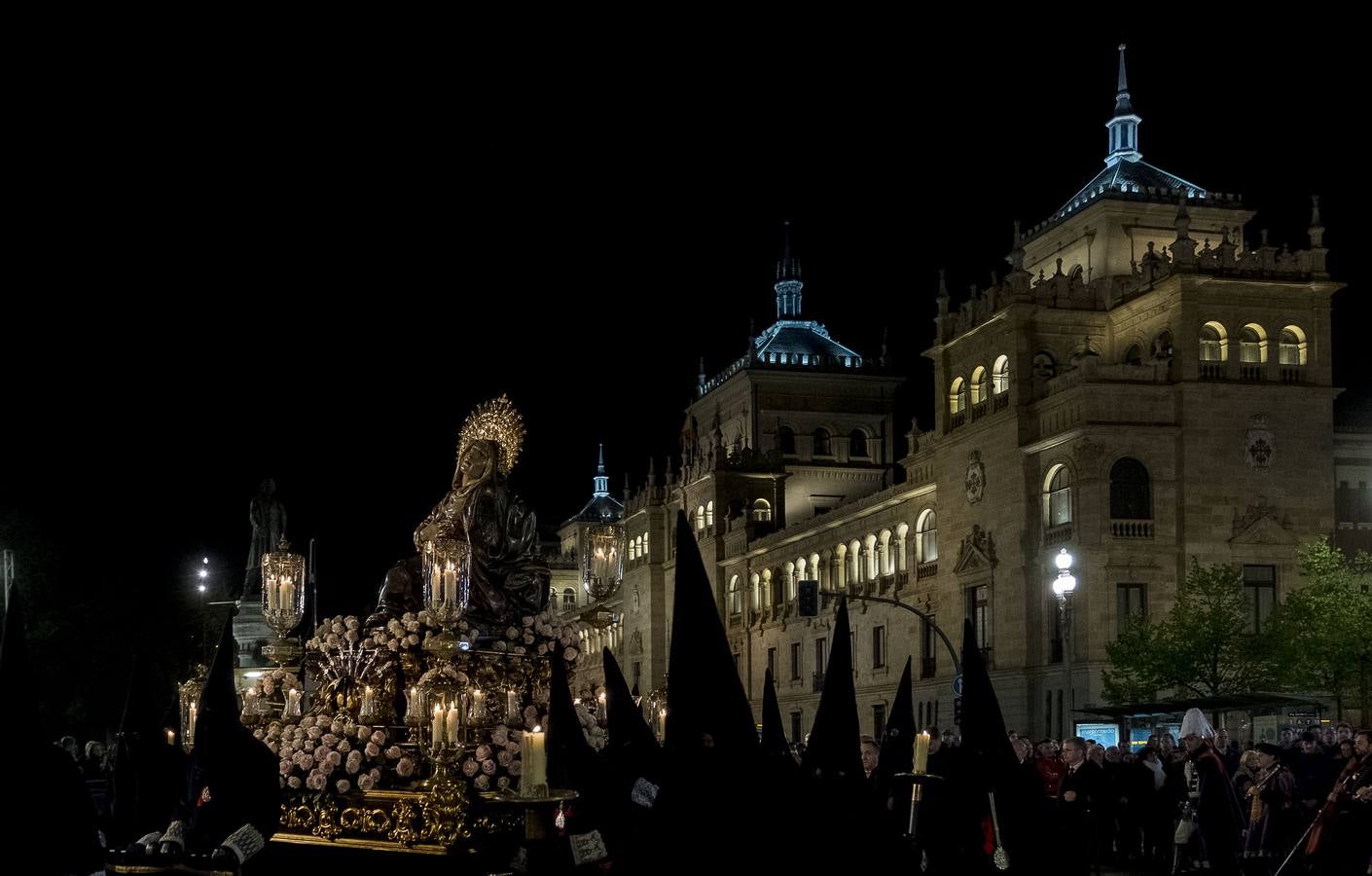 Jesús de la Esperanza y La Sagrada Cena encabezan la comitiva de 33 pasos alumbrados por las veinte hermandades de la capital 