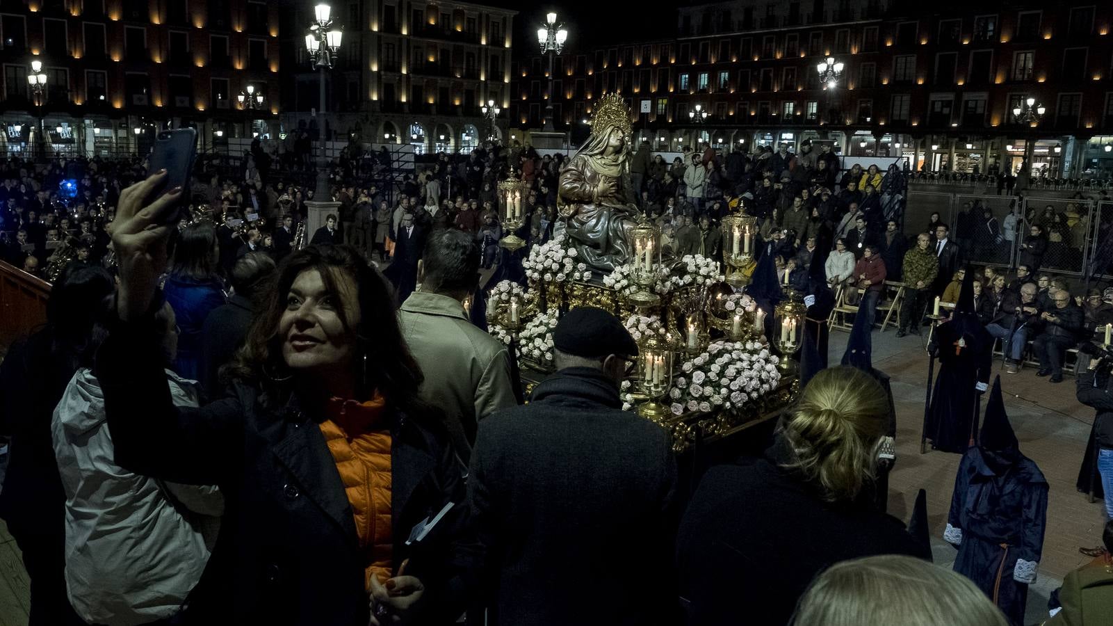 Jesús de la Esperanza y La Sagrada Cena encabezan la comitiva de 33 pasos alumbrados por las veinte hermandades de la capital 