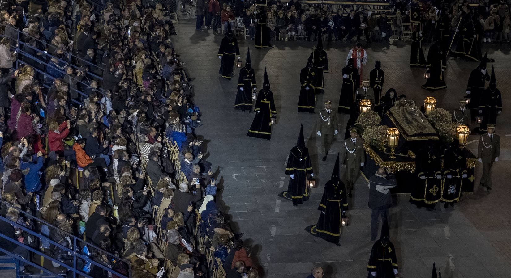 Jesús de la Esperanza y La Sagrada Cena encabezan la comitiva de 33 pasos alumbrados por las veinte hermandades de la capital 
