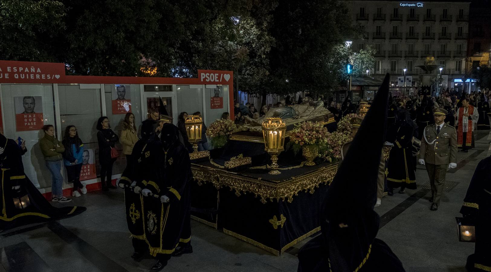 Jesús de la Esperanza y La Sagrada Cena encabezan la comitiva de 33 pasos alumbrados por las veinte hermandades de la capital 
