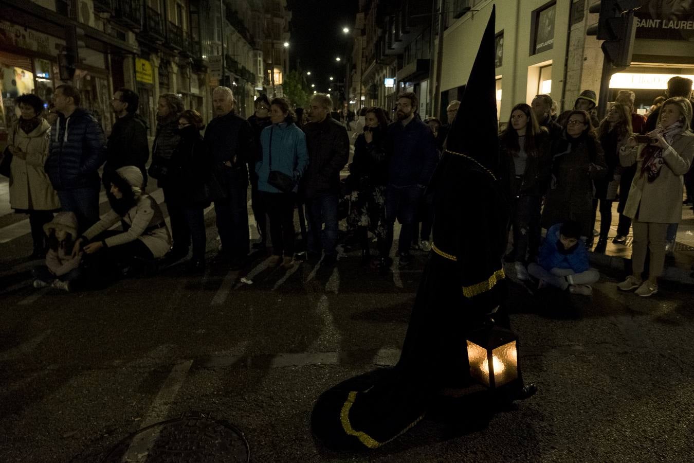 Jesús de la Esperanza y La Sagrada Cena encabezan la comitiva de 33 pasos alumbrados por las veinte hermandades de la capital 