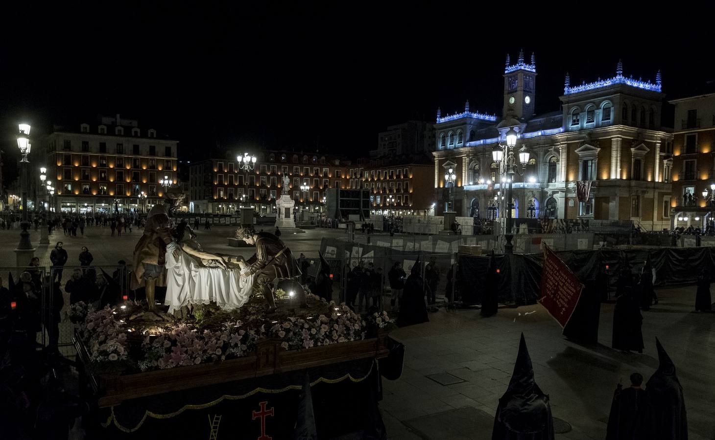 Jesús de la Esperanza y La Sagrada Cena encabezan la comitiva de 33 pasos alumbrados por las veinte hermandades de la capital 
