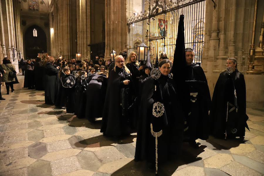 2.500 cofrades participaron en la procesión, que contó en todo momento con el acompañamiento musical de la Agrupación Virgen de la Vega y de la Banda Municipal de Alba de Tormes