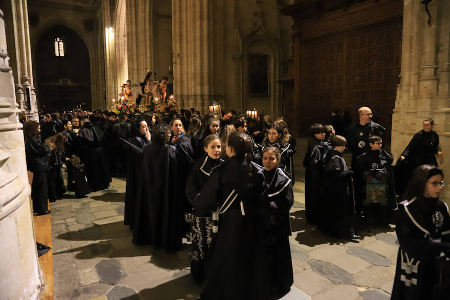 2.500 cofrades participaron en la procesión, que contó en todo momento con el acompañamiento musical de la Agrupación Virgen de la Vega y de la Banda Municipal de Alba de Tormes