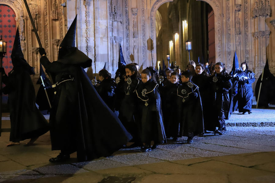 2.500 cofrades participaron en la procesión, que contó en todo momento con el acompañamiento musical de la Agrupación Virgen de la Vega y de la Banda Municipal de Alba de Tormes