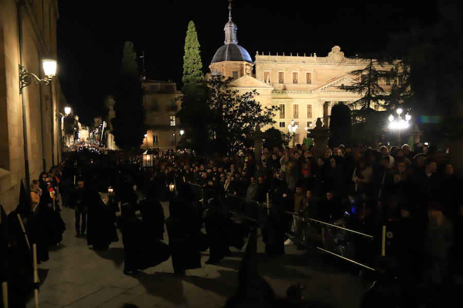 2.500 cofrades participaron en la procesión, que contó en todo momento con el acompañamiento musical de la Agrupación Virgen de la Vega y de la Banda Municipal de Alba de Tormes
