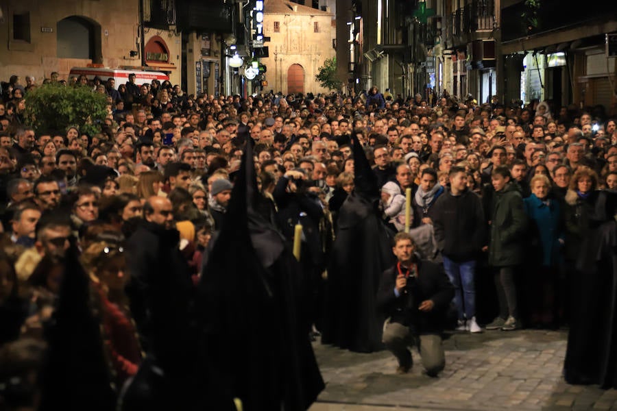 2.500 cofrades participaron en la procesión, que contó en todo momento con el acompañamiento musical de la Agrupación Virgen de la Vega y de la Banda Municipal de Alba de Tormes